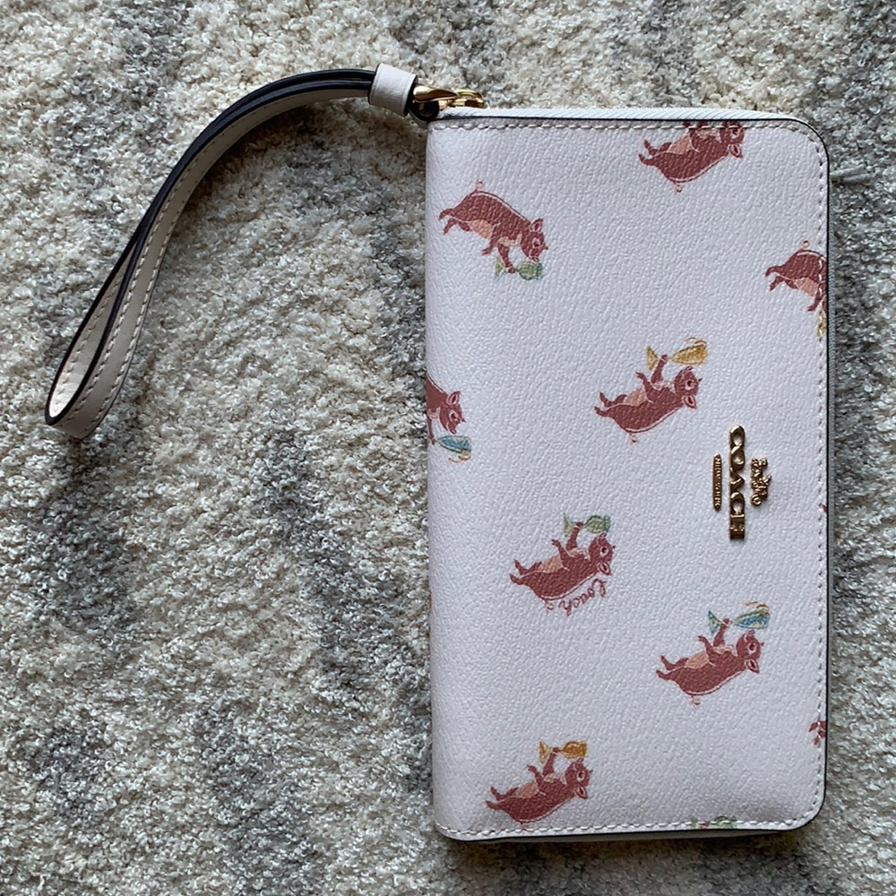 🆕 Coach clutch/wallet with cell section